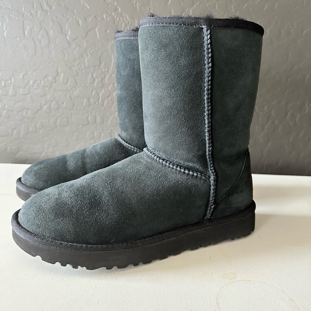 Ugg Classic Short Women’s Black Boot Size 8 🖤